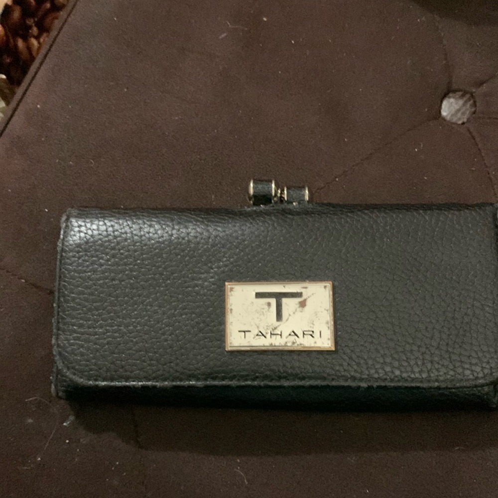 Tahari wallet